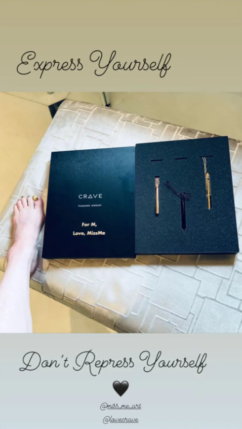 Madonna zeigt, womit sie beschenkt wird. 