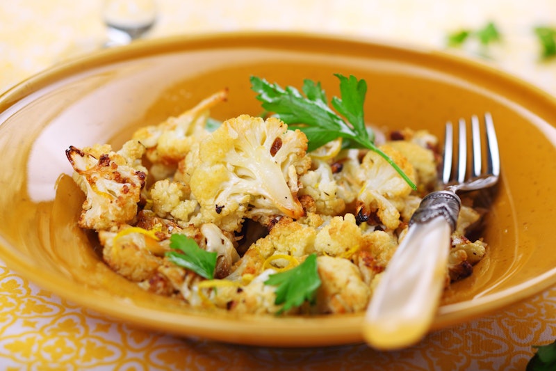 <strong>Karfiol-Curry!</strong> Dieses Gericht schmeckt der ganzen Familie. <strong>Du brauchst:</strong> 1 Karfiol, 1 Zwiebel, 1 Knoblauchzehe, 1 Esslöffel Butter, 200 ml Gemüsebrühe, 50 ml Milch, 1 TL mildes Currypulver, 2 EL Créme fraiche, Salz, Pfeffer. <strong>Zubereitung</strong>: Karfiol waschen und in Röschen teilen. Die Zwiebel würfeln und mit dem Knoblauch in Butter anschwitzen. Danach den Karfiol, Gemüsebrühe und Milch dazugeben. Currypulver und Milch unterrühren und zum Kochen bringen. 15 Minuten lang auf niedriger Stufe köcheln lassen, bis der Karfiol gar ist. Danach den Topf vom Herd nehmen und die Hälfte vom Karfiol in eine Schüssel geben. Den Rest mit Créme fraiche zu einer Sauce pürieren und mit Salz und Pfeffer abschmecken. Sauce und Karfiol anrichten, mit Basmatireis servieren und mit Petersilie garnieren.