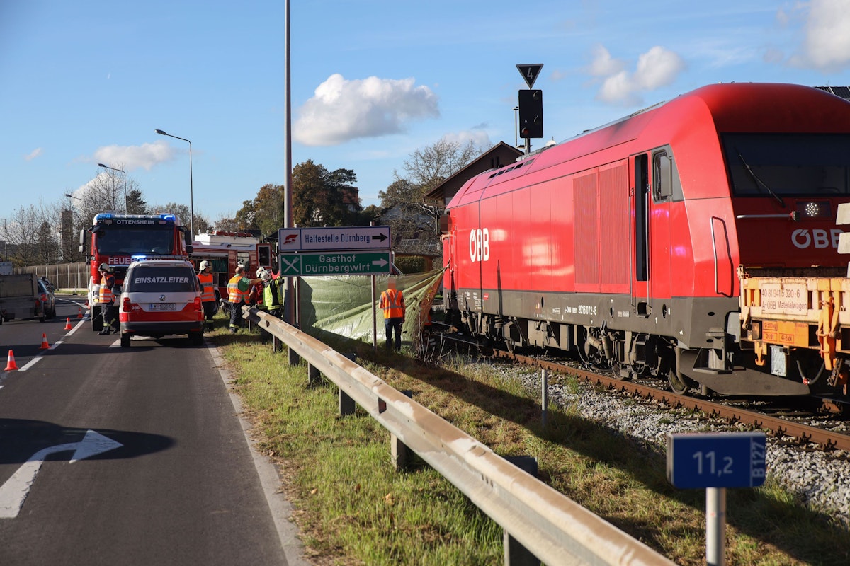 Tödlicher Unfall auf Bahnübergang in Ottensheim am 25. Oktober 2022. Ein E-Biker wurde von einem Zug überrollt, für den 70-Jährigen kam jede Hilfe zu spät.