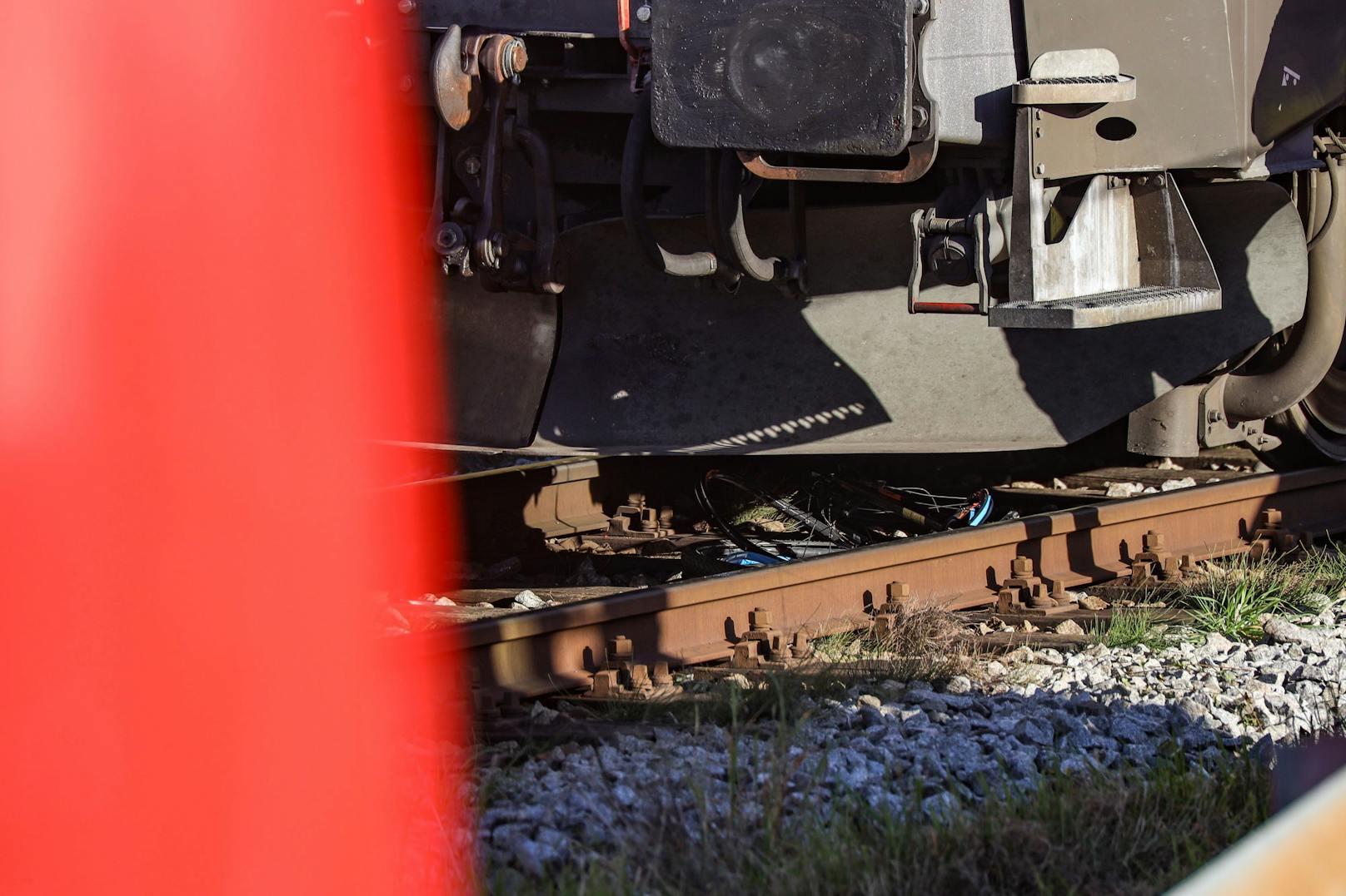 Tödlicher Unfall auf Bahnübergang in Ottensheim am 25. Oktober 2022. Ein E-Biker wurde von einem Zug überrollt, für den 70-Jährigen kam jede Hilfe zu spät.
