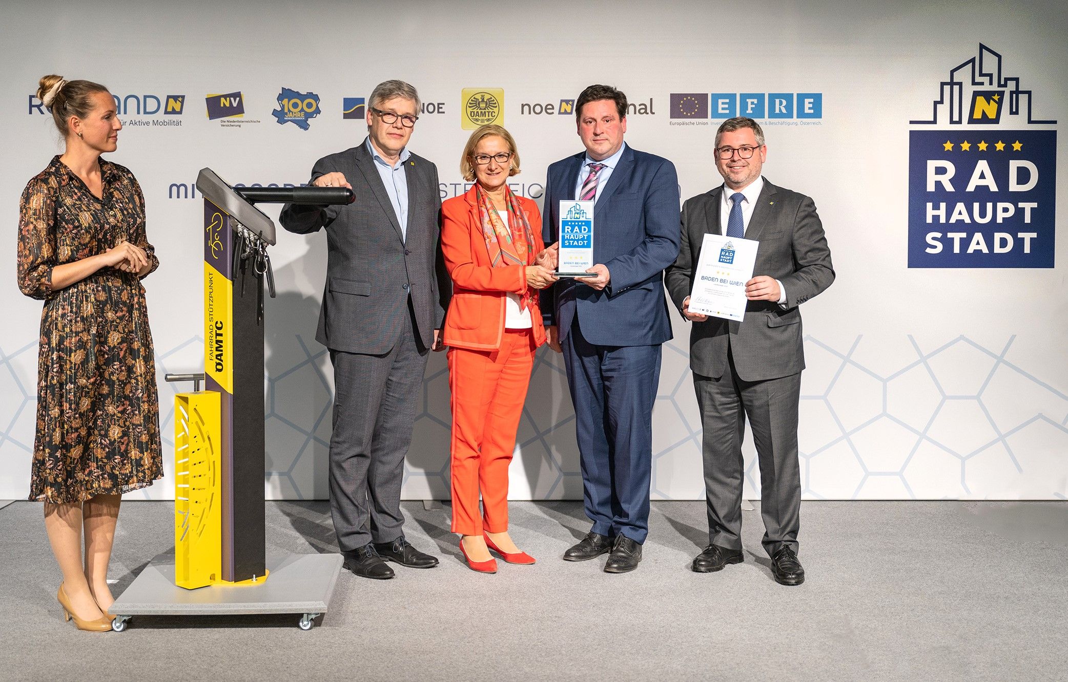 GF Radland NÖ, Susanna Hauptmann, Landesdirektor ÖAMTC, Ernst Kloboucnik, Landeshauptfrau Johanna Mikl-Leitner, Landessieger Baden mit Bürgermeister Stefan Szirucsek, Landesrat Ludwig Schleritzko