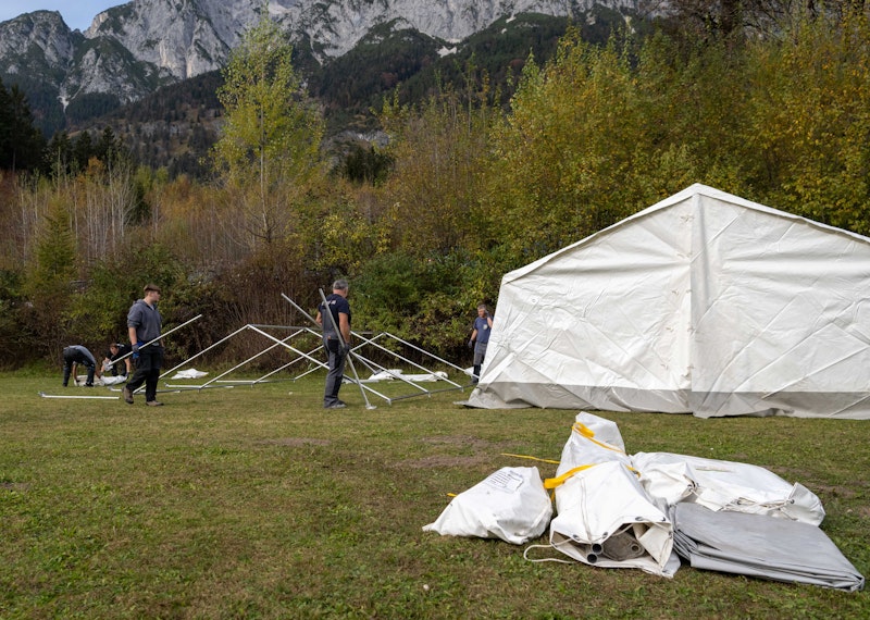 Seit Wochen herrscht in Österreich ein <a data-li-document-ref="100233817" href="https://www.heute.at/s/damit-keiner-herumsitzt-streit-um-zelte-geht-weiter-100233817">Streit über die Asyl-Zelte.</a>