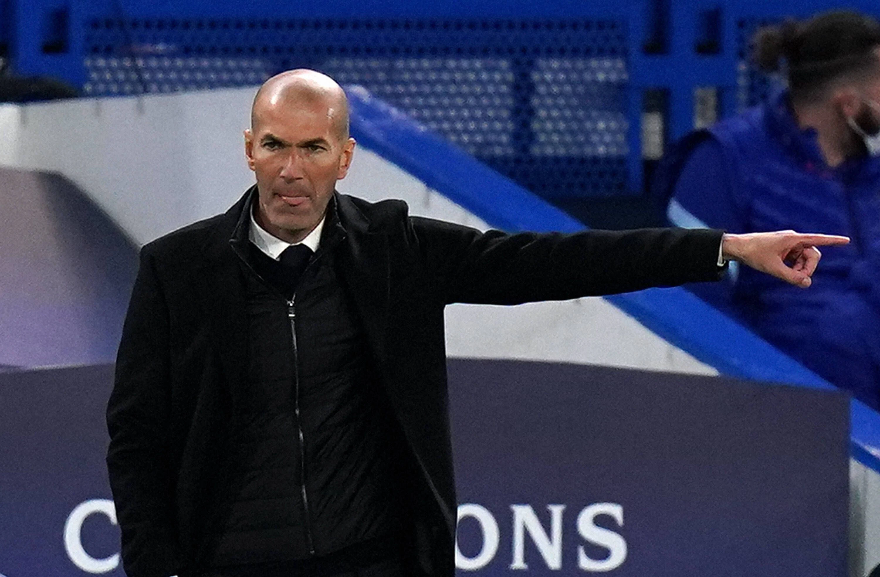 Zinedine Zidane wird schon bald auf die Trainerbank zurückkehren.