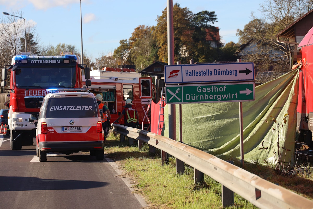 Tödlicher Unfall auf Bahnübergang in Ottensheim am 25. Oktober 2022. Ein E-Biker wurde von einem Zug überrollt, für den 70-Jährigen kam jede Hilfe zu spät.