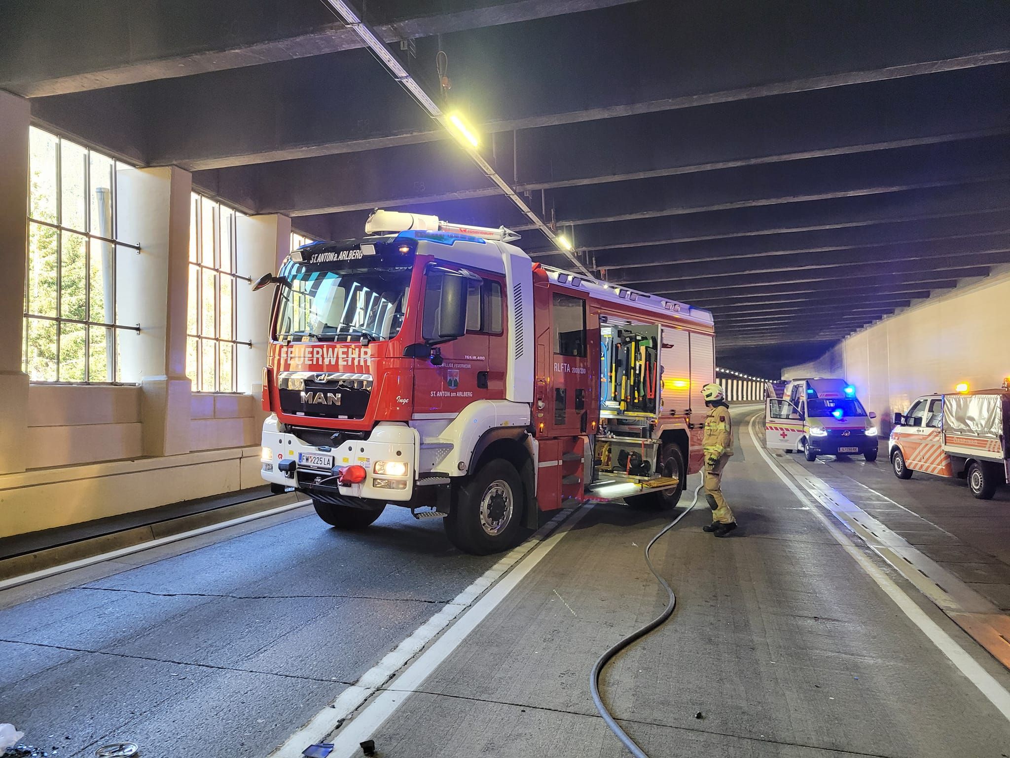 Tödlicher Verkehrsunfall im Arlbergtunnel. Ein 30-jähriger Österreicher kam ums Leben.