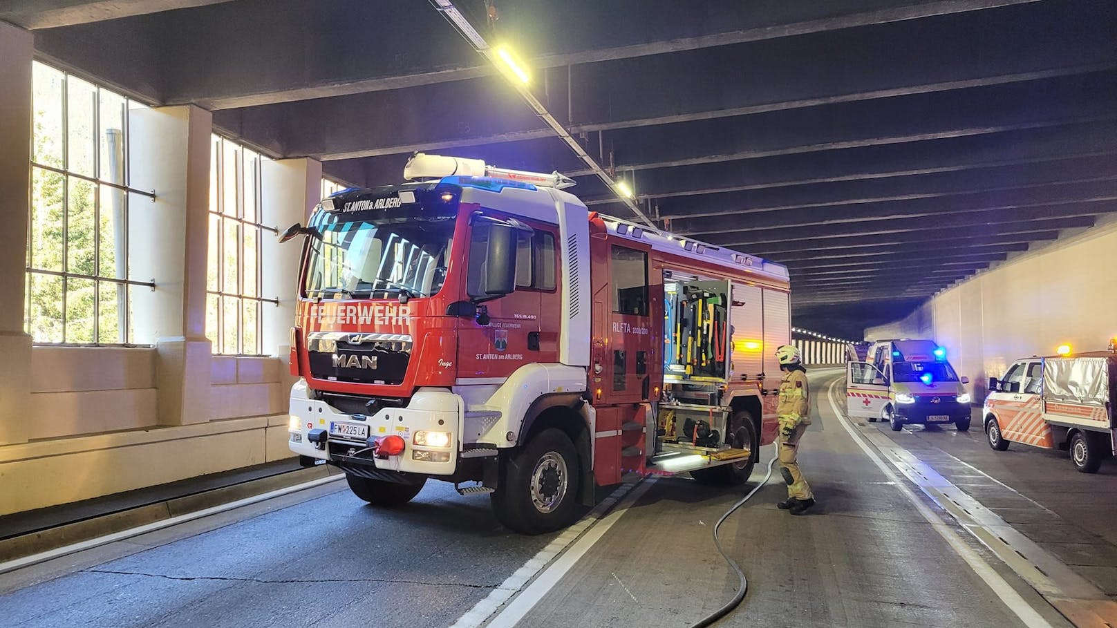 Tödlicher Verkehrsunfall im Arlbergtunnel. Ein 30-jähriger Österreicher kam ums Leben.