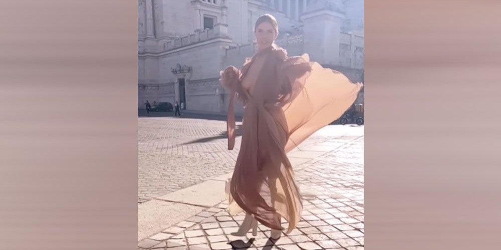 Victoria Swarovski halbnackt in Rom. 