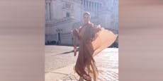 Victoria Swarovski (29) spaziert halbnackt durch Rom