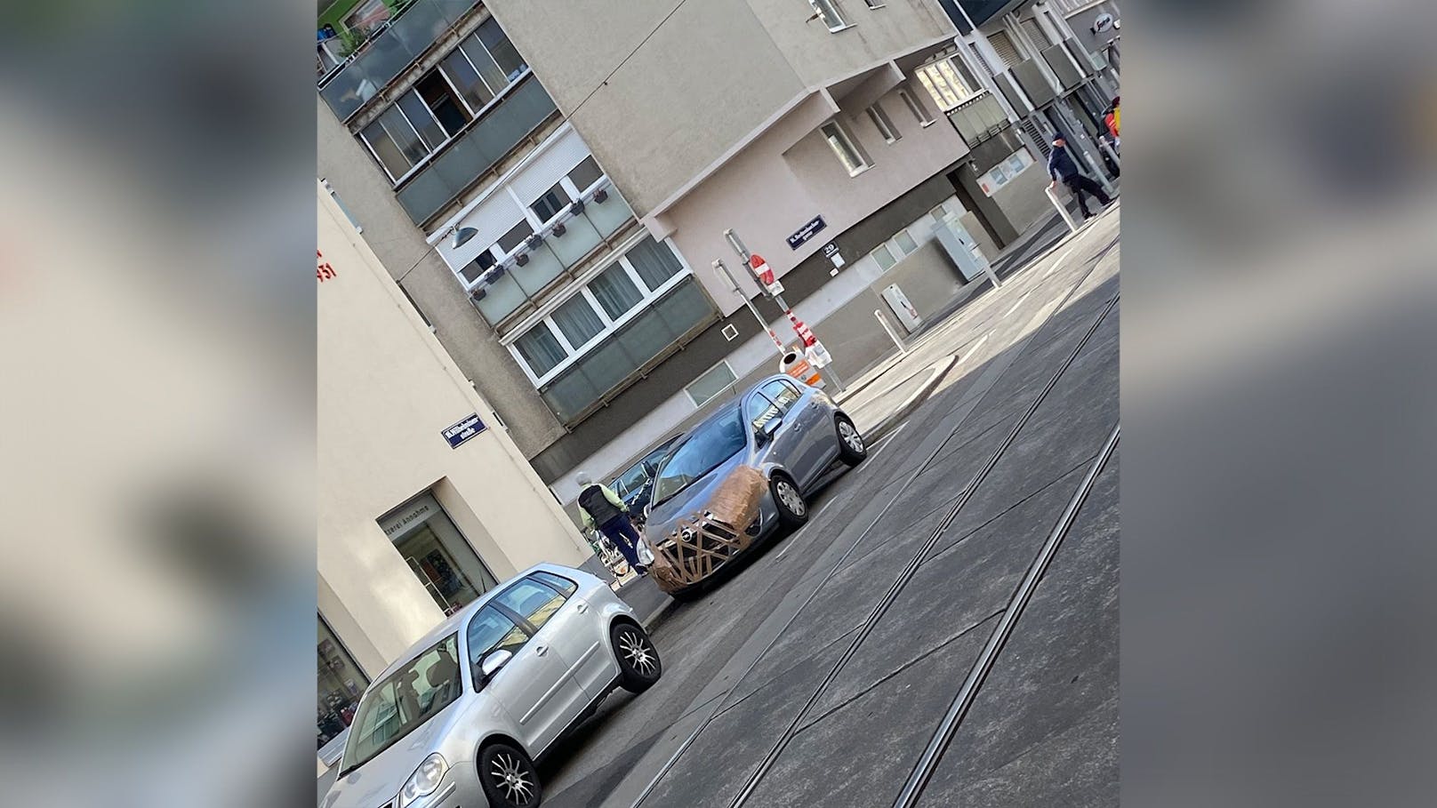 Skurrile Aktion: Wiener "repariert" Opel mit Paketband