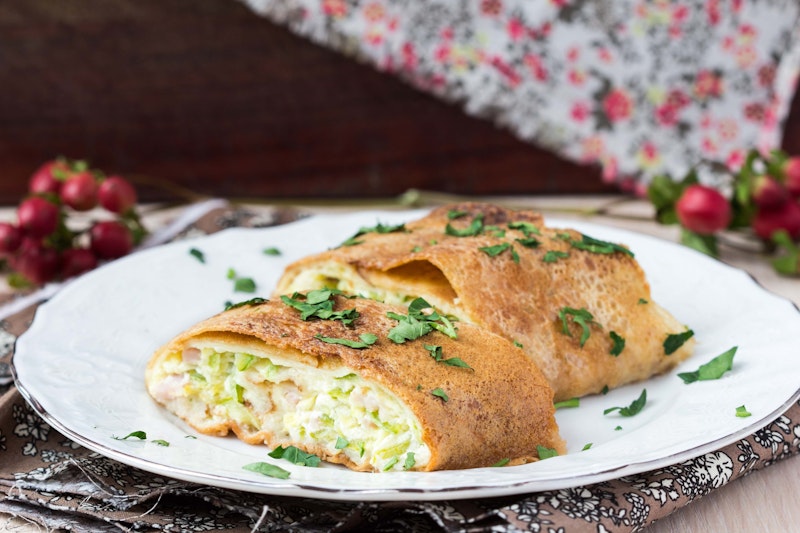 <strong>Zucchinistrudel</strong>! Gesund und günstig. <strong>Du brauchst:</strong> 1 Packung Blätterteig, zwei mittelgroße Zucchini, 2 Eier, 100 Gramm geriebenen Mozzarella, 125 Gramm Sauerrahm, Salz, Pfeffer. <strong>Zubereitung:</strong> Zucchini waschen, grob raffeln und salzen. Danach etwa 15 Minuten rasten lassen, die Zucchini ausdrücken und das restliche Wasser abgießen. Eier, Mozzarella, Zucchini und Sauerrahm gut verrühren. Mit Salz und Pfeffer würzen. Die Masse auf dem ausgelegten Blätterteig auftragen. Die Teigenden zusammenfalten und mit den Fingern zusammendrücken, damit die Masse nicht auslaufen kann. Den Strudel im vorgeheizten Ofen bei 180 Grad Umluft für 30 Minuten backen. Mit Knoblauchsauce oder Créme fraiche servieren.