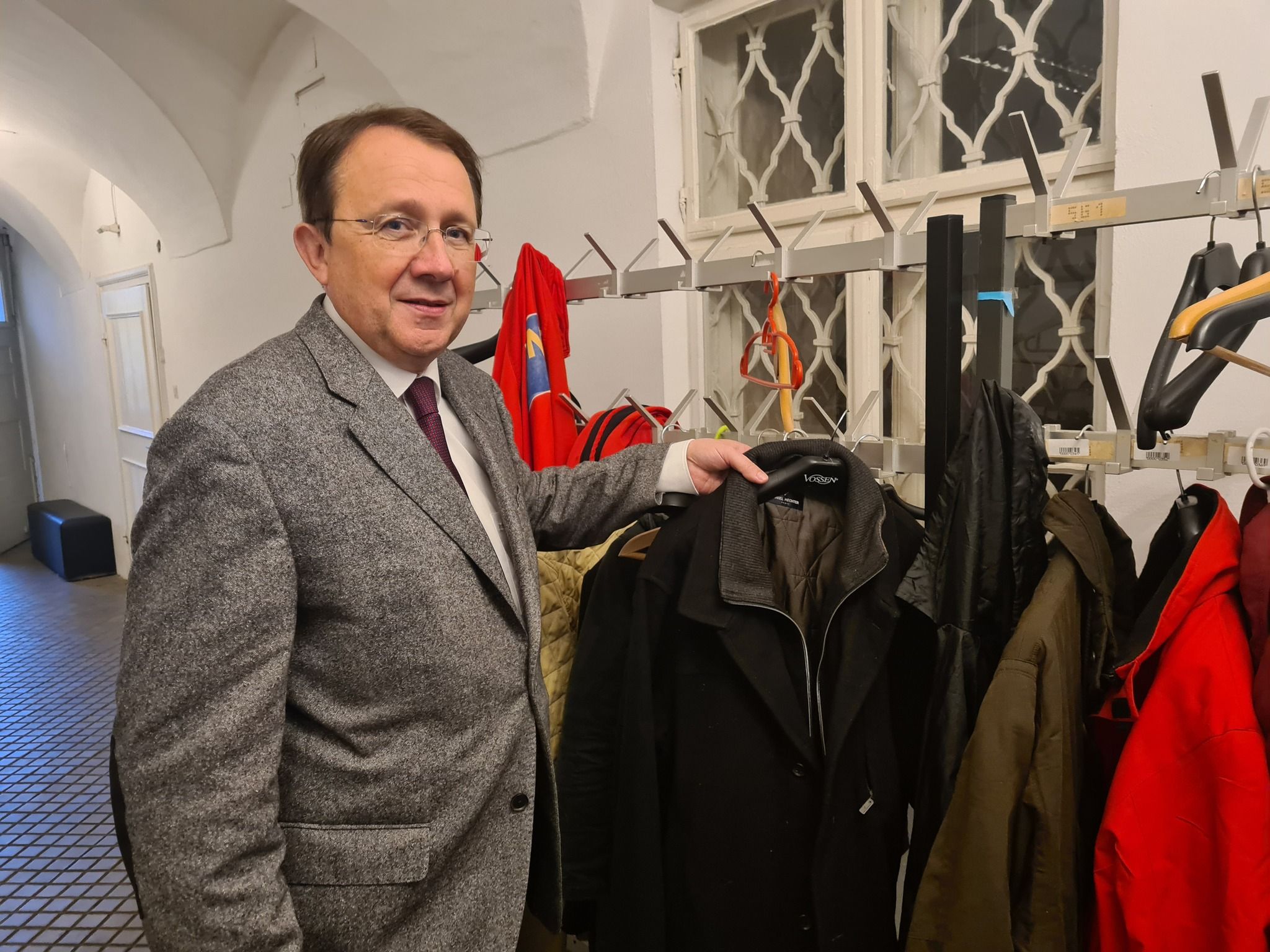 SP-Bürgermeister Matthias Stadler bei der Jackenstation in St. Pölten.