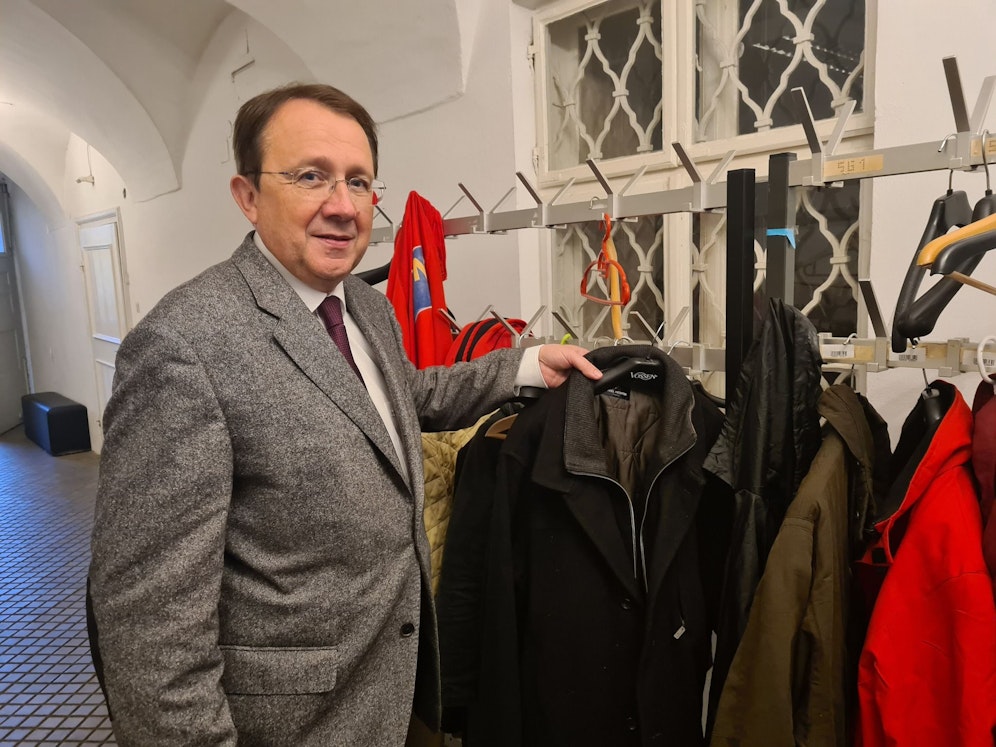 SP-Bürgermeister Matthias Stadler bei der Jackenstation in St. Pölten.