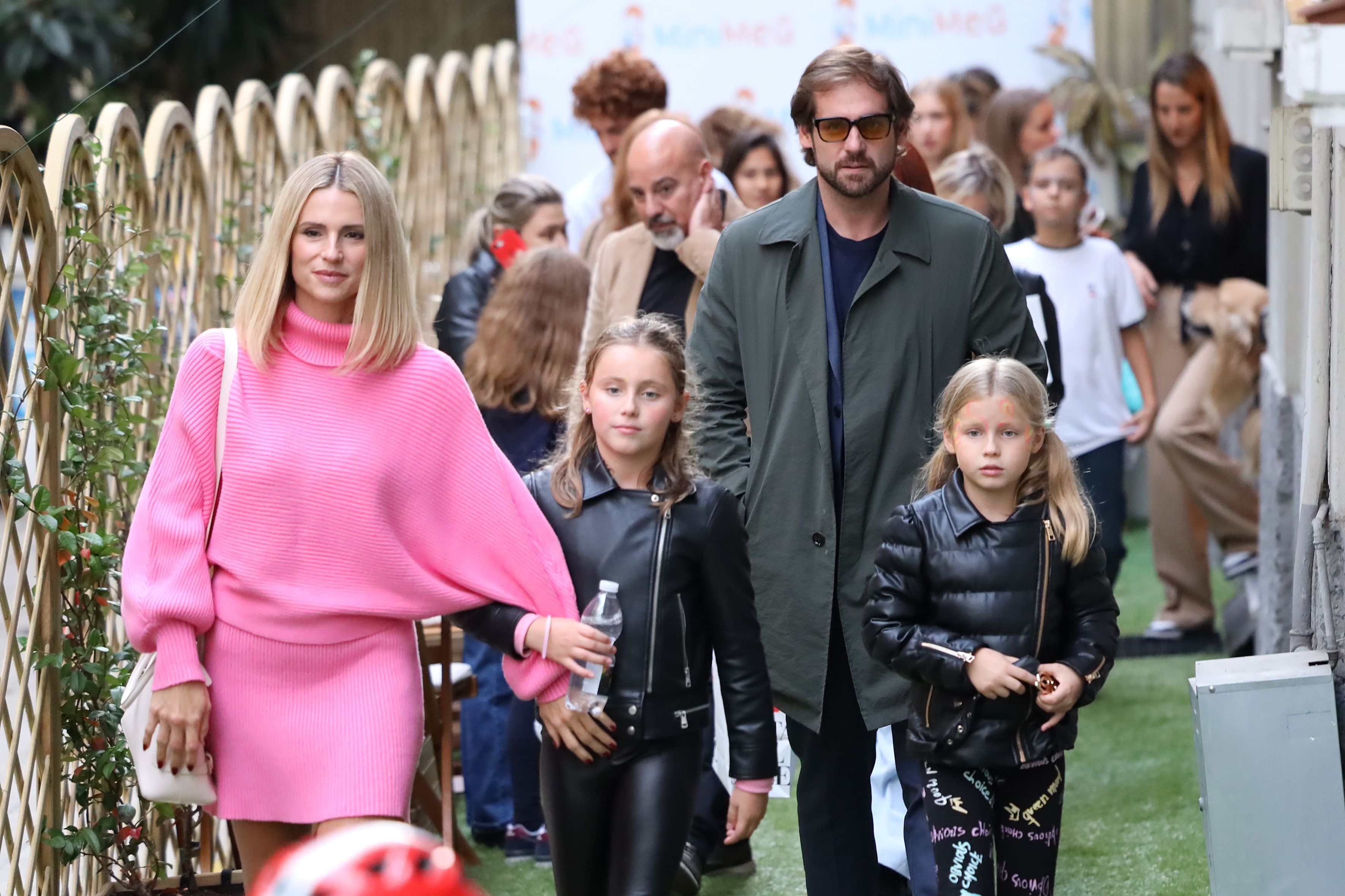 Download von www.picturedesk.com am 25.10.2022 (18:40).  ACT action_40155844 -- Michelle Hunziker back tighter with husband Tomaso Trussardi while celebrating daughter Sole birthday party.Not SIVE.RIGHTS GERMANY SWISS AUSTRIA ONLY - 20221010_PD9453 - Rechteinfo: Rights Managed (RM) Fotografische Urheberrechte sind garantiert. Der Kunde selbst hat insbesondere die Persönlichkeitsrechte der abgebildeten Personen in eigener Verantwortung zu beachten (AGBs Punkt 5).