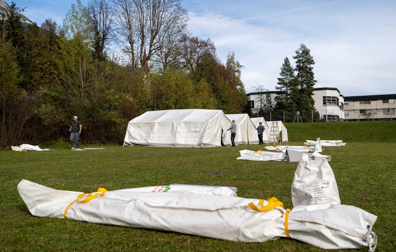 Die Zelte am Gelände der Polizeischule Wiesenhof in Absam (Bezirk Innsbruck-Land) wurden vergangene Woche aufgestellt.