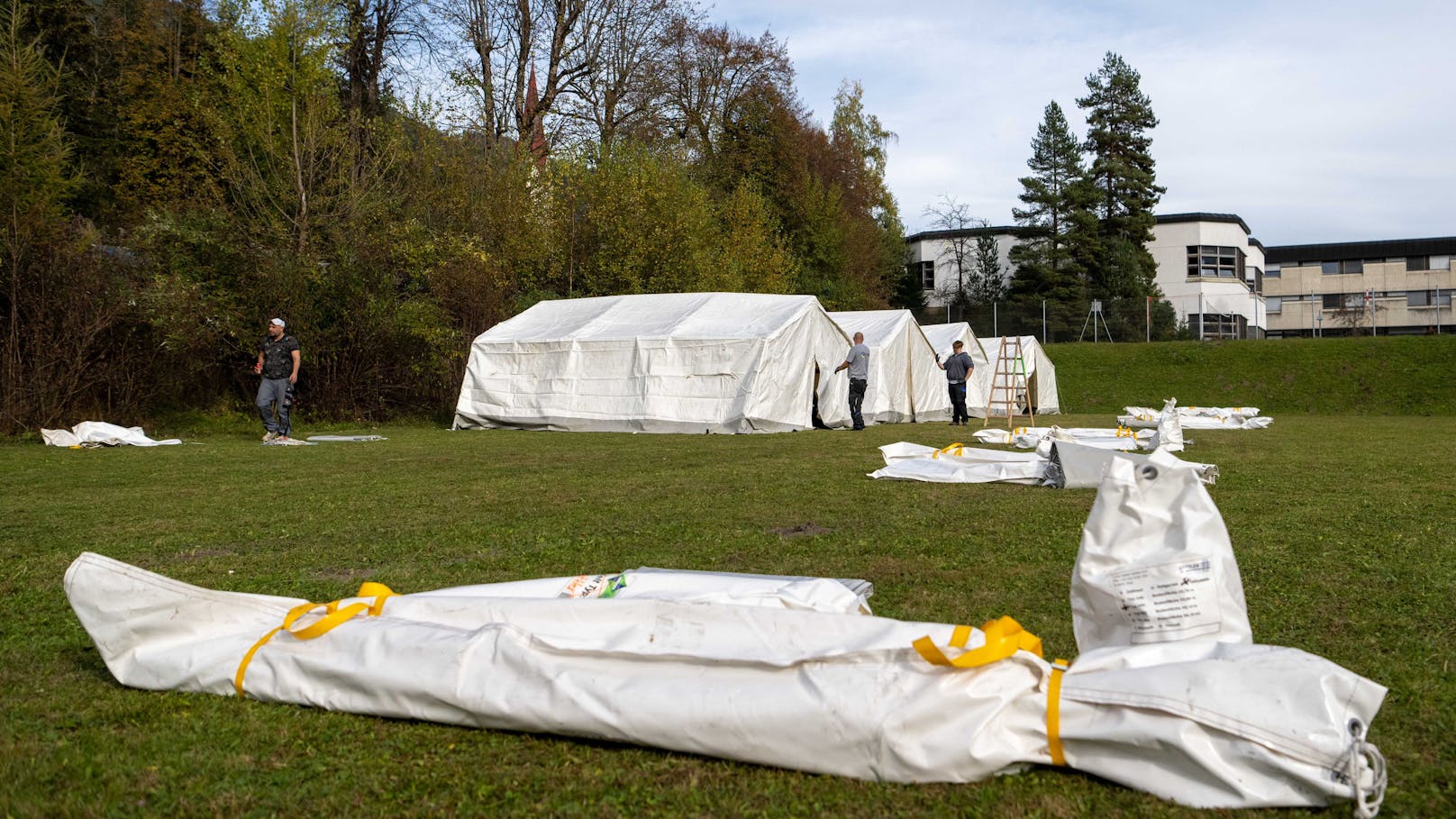 Die Zelte am Gelände der Polizeischule Wiesenhof in Absam (Bezirk Innsbruck-Land) wurden vergangene Woche aufgestellt.