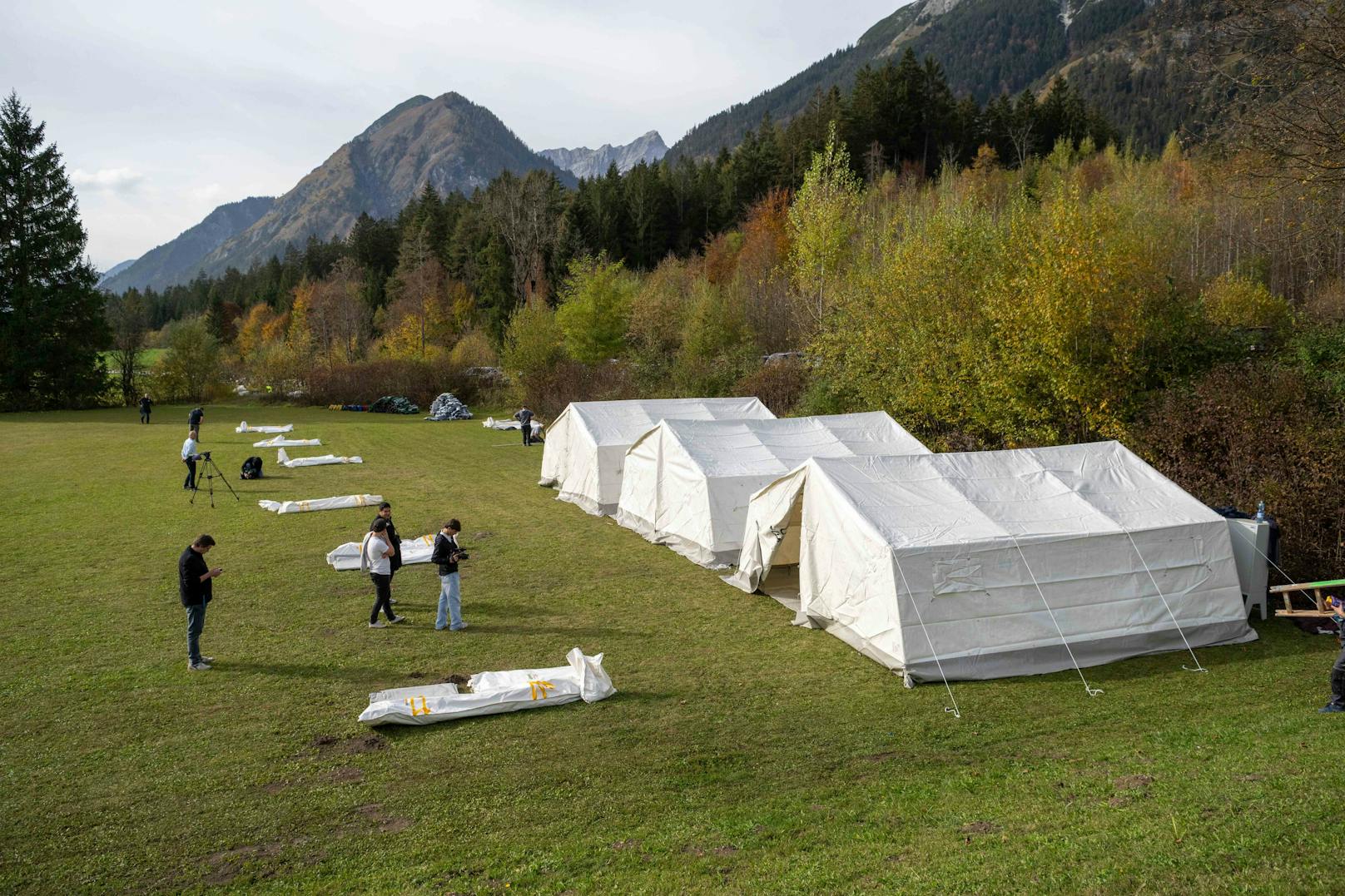 Während die Bundesländer sich heftig gegen die Maßnahme wehren, verteidigte Innenminister Gerhard Karner (ÖVP) das Aufstellen von Zelten zur Unterbringung von Asylwerbenden.