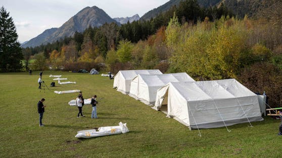 Am Gelände der Polizeischule Wiesenhof in Absam (Bezirk Innsbruck-Land) nahe Innsbruck wurden Zelte für Asylwerber aufgebaut.&nbsp;