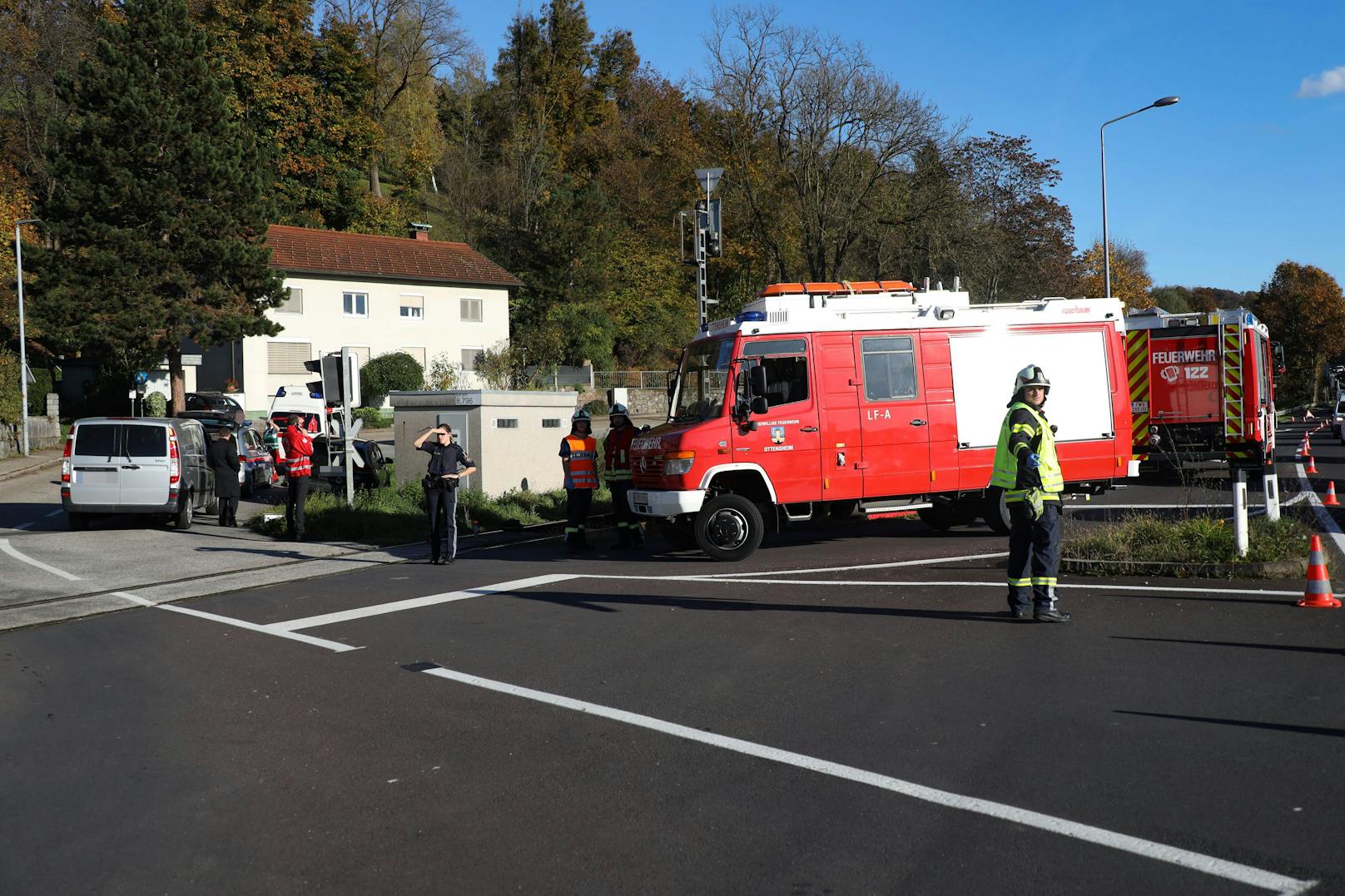 Tödlicher Unfall auf Bahnübergang in Ottensheim am 25. Oktober 2022. Ein E-Biker wurde von einem Zug überrollt, für den 70-Jährigen kam jede Hilfe zu spät.