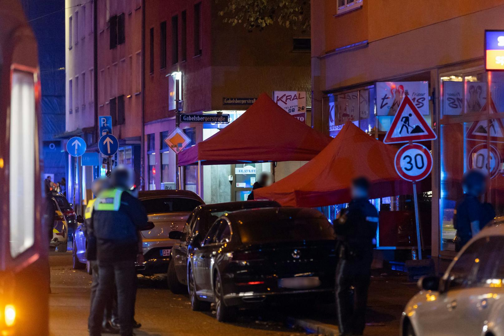 In einem Restaurant in Nürnberg eröffnete ein Unbekannter das Feuer.