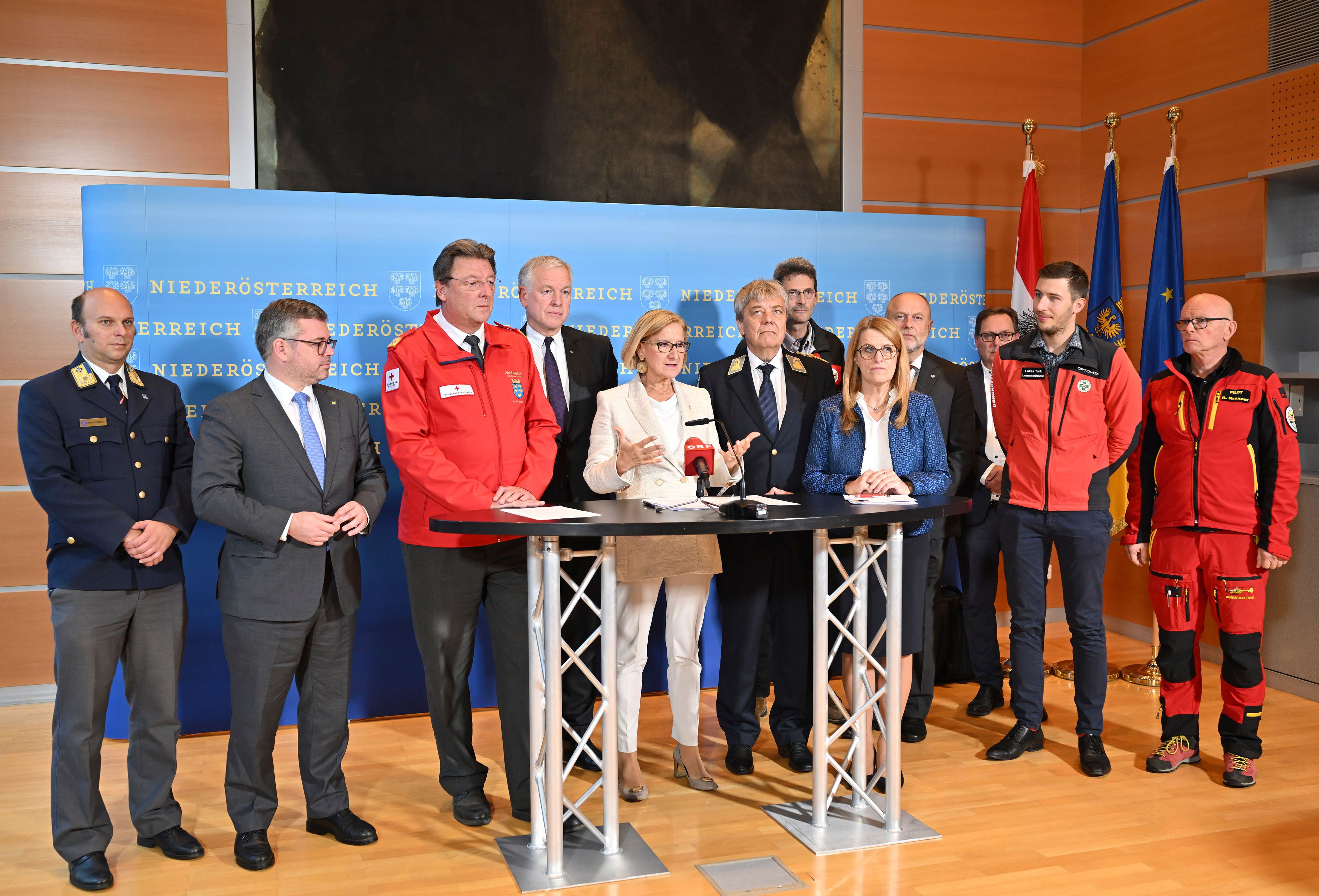 Präsident der Wasserrettung NÖ Markus Schimböck, Landesrat Ludwig Schleritzko, der Präsident des Roten Kreuzes Josef Schmoll, Landesrat Martin Eichtinger, Landeshauptfrau Johanna Mikl-Leitner, der Präsident des Samariterbundes NÖ Hannes Sauer, der Landesleiter der Höhlenrettung NÖ Stephan Wolfram, Landesrätin UIrike Königsberger-Ludwig, der Geschäftsführer der Johanniter NÖ-Wien, Robert Brandstetter, Sanitätsrat Anton More von den Sozialmedizinischen Diensten, Landesgeschäftsführer Lukas Turk von der Bergrettung NÖ-Wien und der Geschäftsführer der ÖAMTC-Flugrettung Reinhard Kraxner.