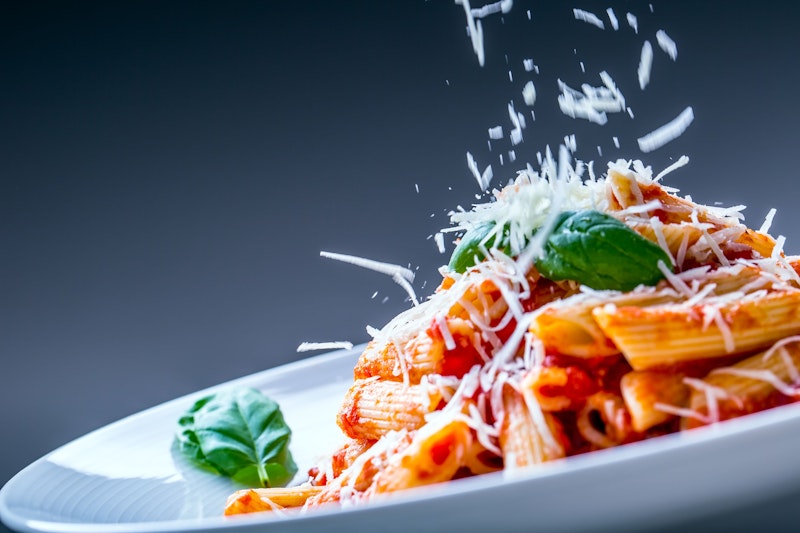<strong>Schnelle Penne!</strong> Dieses Gericht ist in nur 15 Minuten am Teller. <strong>Du brauchst:</strong> 500 Gramm Tomaten,  1/4 Liter Tomatensauce, Salz, Pfeffer, 4 EL Olivenöl, 500 Gramm Nudeln, Basilikum, 30 Gramm Parmesan. <strong>Zubereitung</strong>: Tomaten mit Tomatensauce, Salz, Pfeffer und Olivenöl im Topf aufkochen. Die Pasta und einen halben Liter Wasser dazugeben, Deckel drauf und auf niedriger Stufe köcheln lassen. In der Zwischenzeit Basilikum waschen und Blätter in Streifen schneiden. Pasta nach sieben Minuten vom Herd nehmen. Nudeln auf den Teller geben und mit Parmesan und Basilikum garnieren.