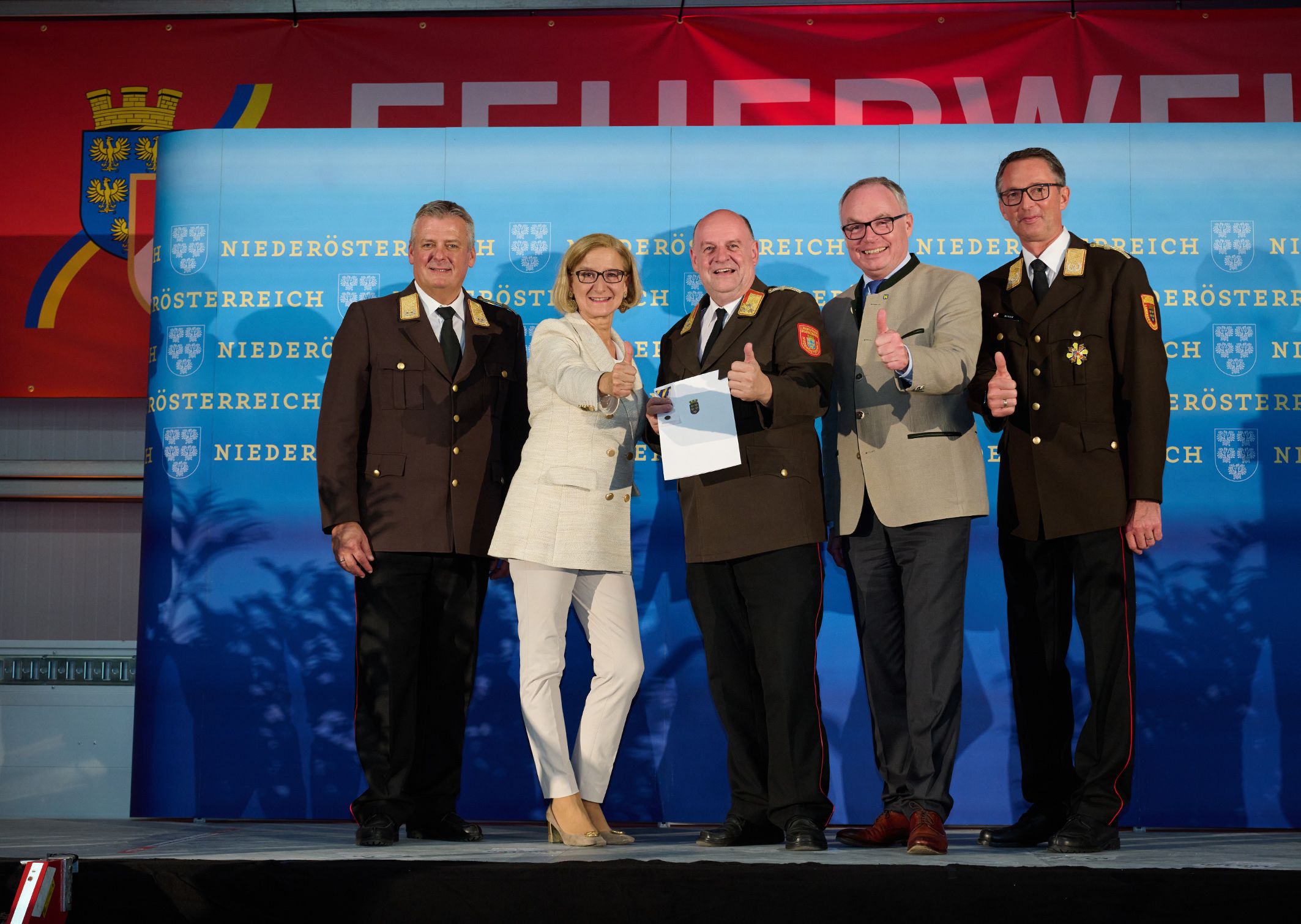 Landesfeuerwehrkommandant Dietmar Fahrafellner, Landeshauptfrau Johanna Mikl-Leitner, Einsatzleiter Josef Huber, LH-Stellvertreter Stephan Pernkopf und Landesfeuerwehrkommandant-Stellvertreter Martin Boyer bei der Überreichung der Medaille (v.l.n.r.).