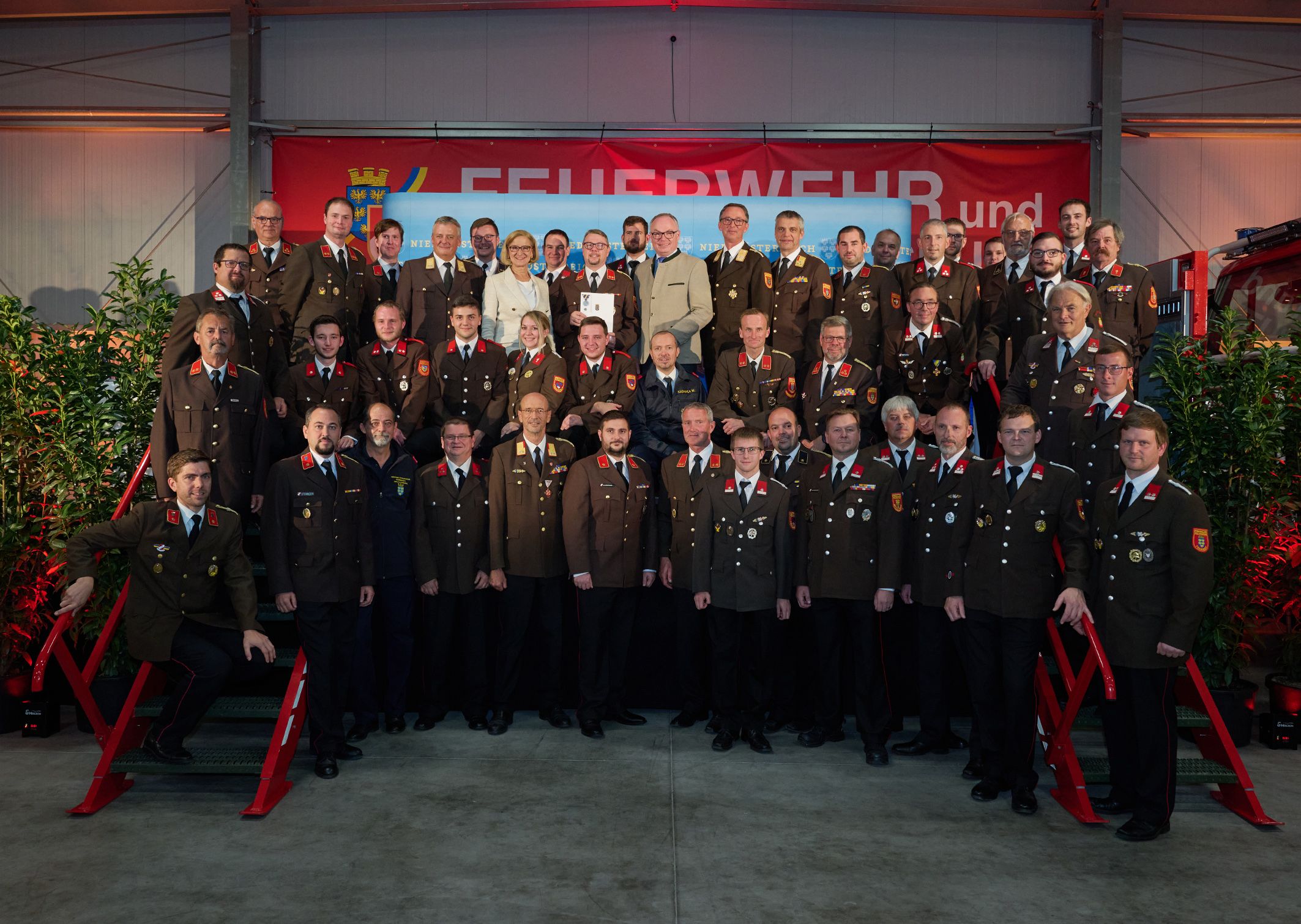 : Geehrte Feuerwehrkameradinnen und –Kameraden aus dem Bezirk St. Pölten mit Landesfeuerwehrkommandant Dietmar Fahrafellner, Landeshauptfrau Johanna Mikl-Leitner und LH-Stellvertreter Stephan Pernkopf