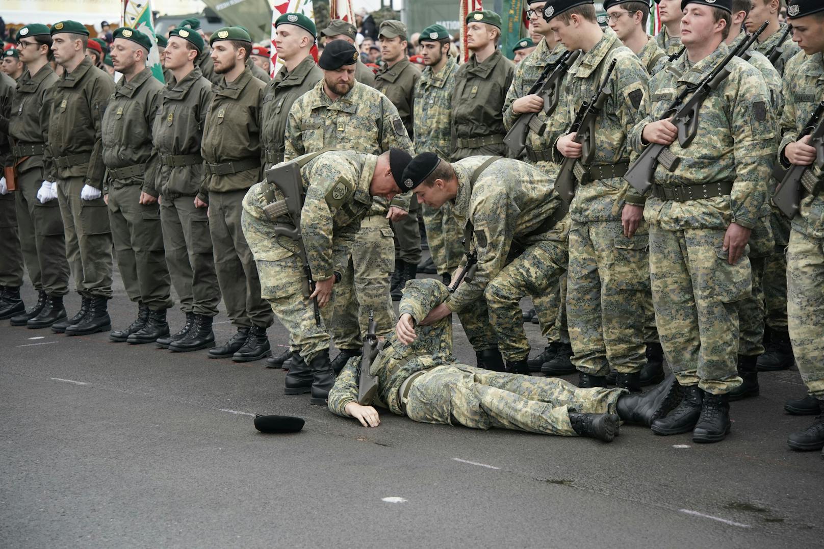 Soldat kollabiert während Kanzlerrede am Heldenplatz