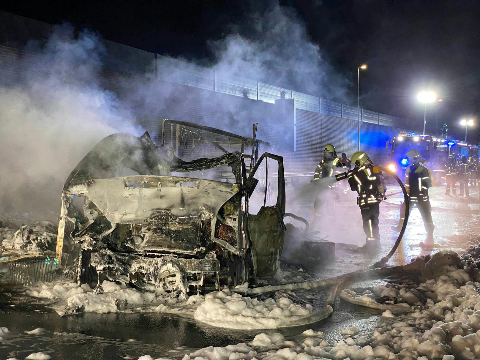 Totalsperre der A12 Fahrtrichtung Innsbruck in der Nacht auf 26. Oktober 2022 nach einem Fahrzeugbrand.