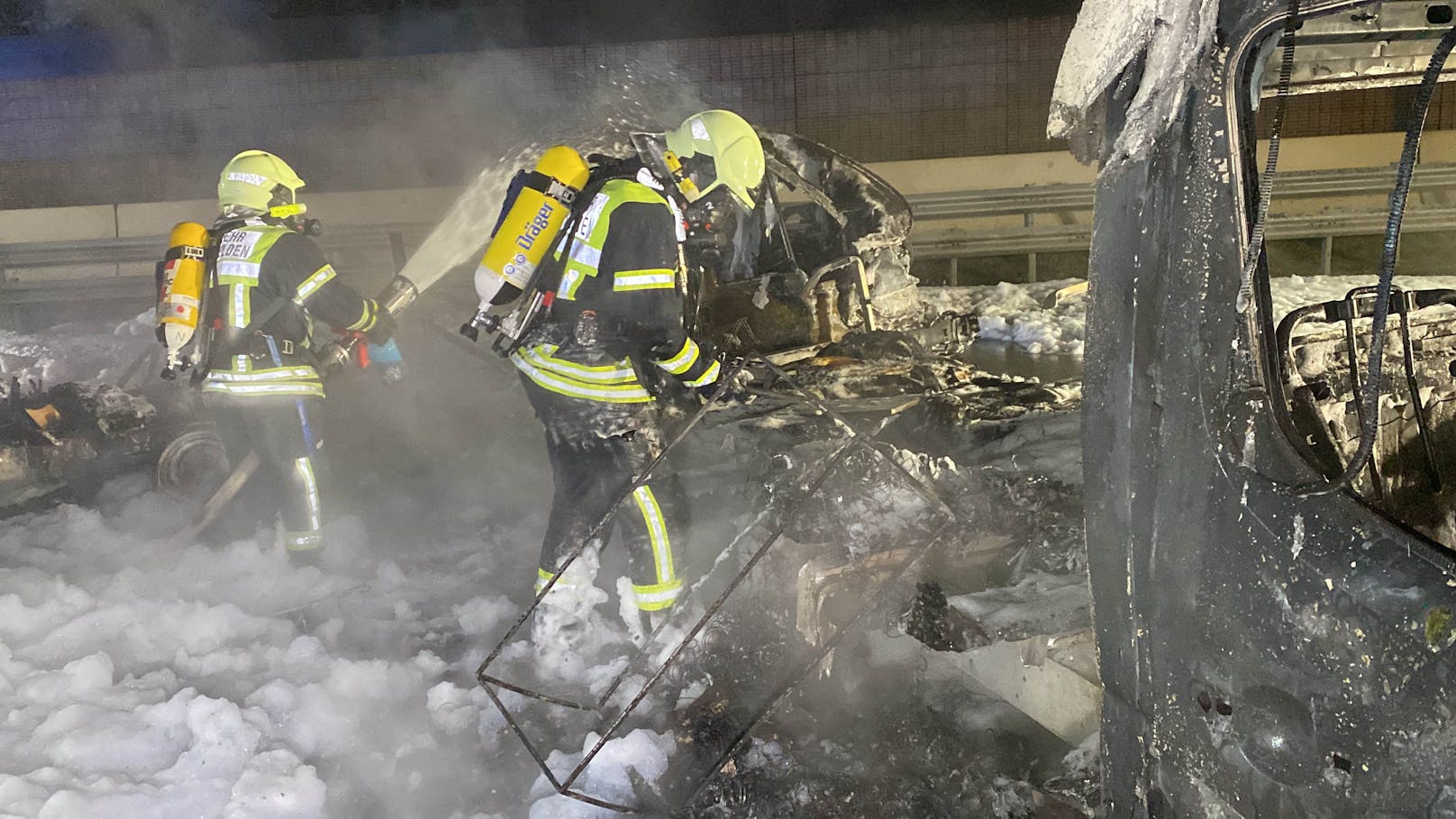 Totalsperre der A12 Fahrtrichtung Innsbruck in der Nacht auf 26. Oktober 2022 nach einem Fahrzeugbrand.