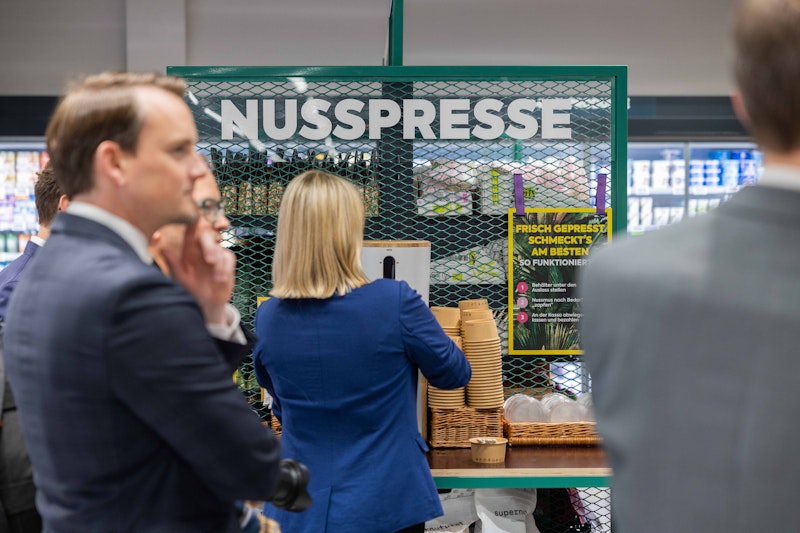Einen eigenen Bereich für alle Fans rein pflanzlicher Produkte gilt es bei Billa Plus ebenso zu entdecken wie eine eigene Nussmuspresse.