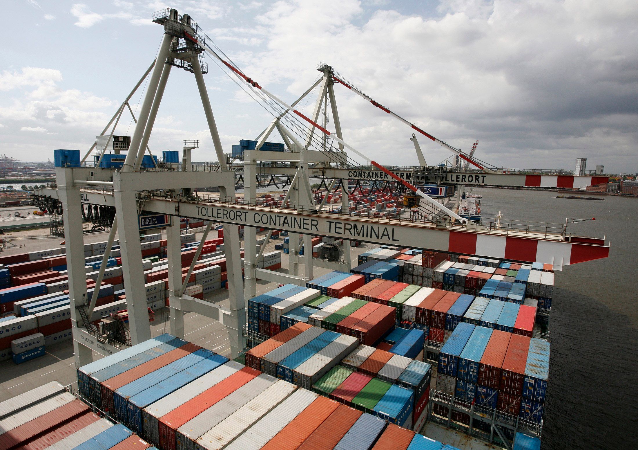 The 10000-TEU container ship 'COSCO Asia' unloads at the HHLA Container Terminal 'Tollerort' at Hamburg harbour June 3, 2009. The Hamburger Hafen und Logistik AG (HHLA) will hold its annual shareholder meeting on June 4, 2009. REUTERS/Christian Charisius (GERMANY BUSINESS)