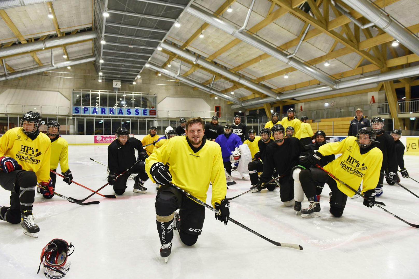 Ordensmann Micheal Klucka verstärkt das Eishockey-Team Amstetten.