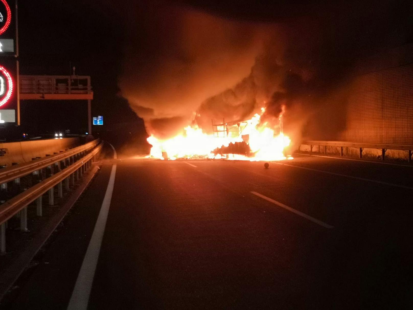 Totalsperre der A12 Fahrtrichtung Innsbruck in der Nacht auf 26. Oktober 2022 nach einem Fahrzeugbrand.