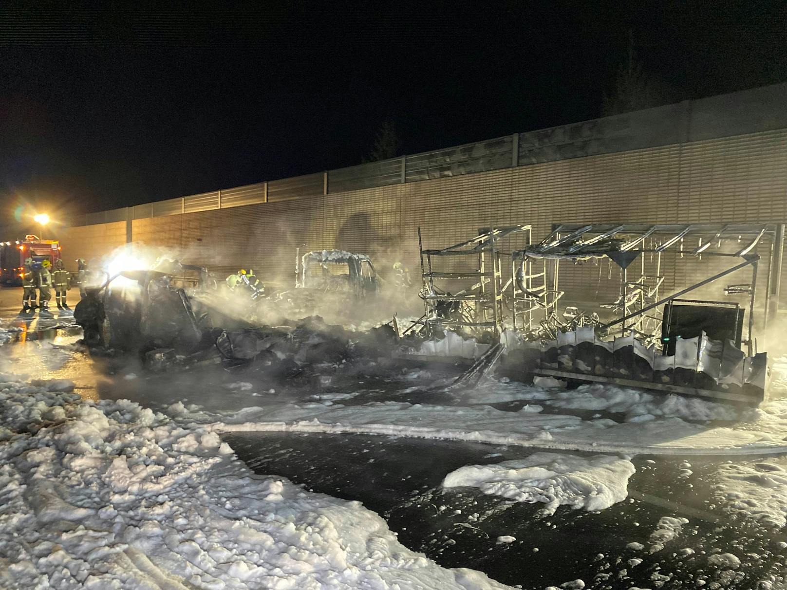 Totalsperre der A12 Fahrtrichtung Innsbruck in der Nacht auf 26. Oktober 2022 nach einem Fahrzeugbrand.