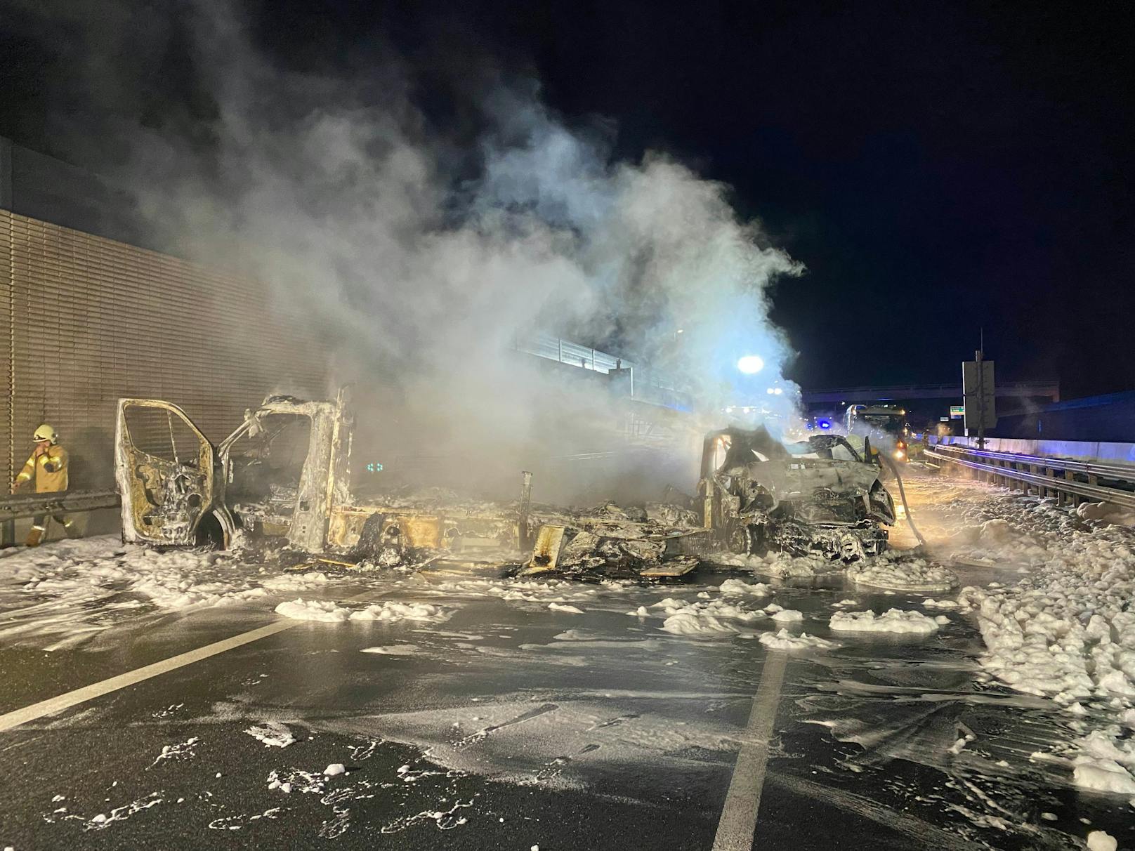 Totalsperre der A12 Fahrtrichtung Innsbruck in der Nacht auf 26. Oktober 2022 nach einem Fahrzeugbrand.