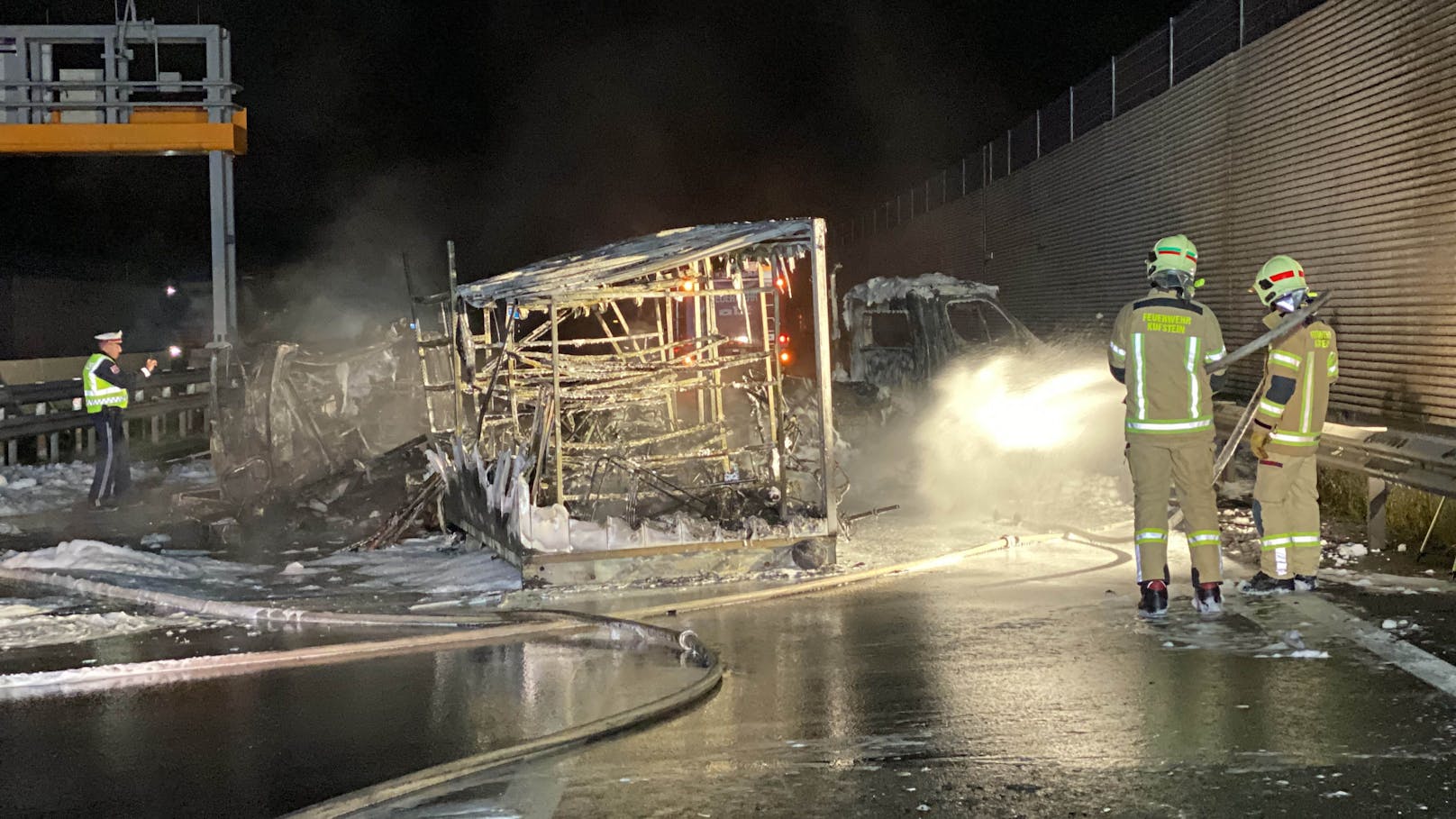 Totalsperre der A12 Fahrtrichtung Innsbruck in der Nacht auf 26. Oktober 2022 nach einem Fahrzeugbrand.