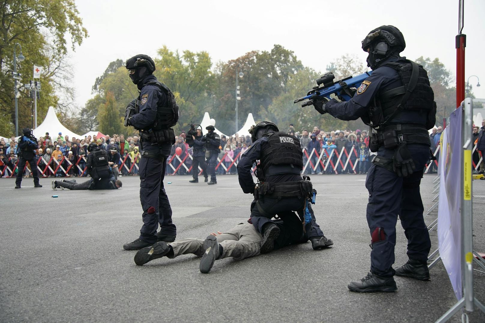 Die Polizei stellte in spektakulären Vorführungen Einsätze nach.