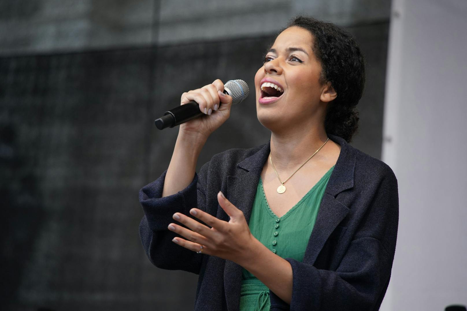 "Esmaralda" (Sophie Mefan) sang ein Stück aus dem "Glöckner von Notre Dame".