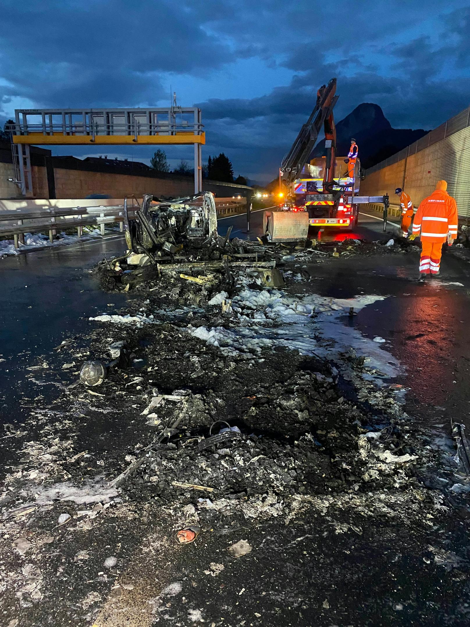 Totalsperre der A12 Fahrtrichtung Innsbruck in der Nacht auf 26. Oktober 2022 nach einem Fahrzeugbrand.