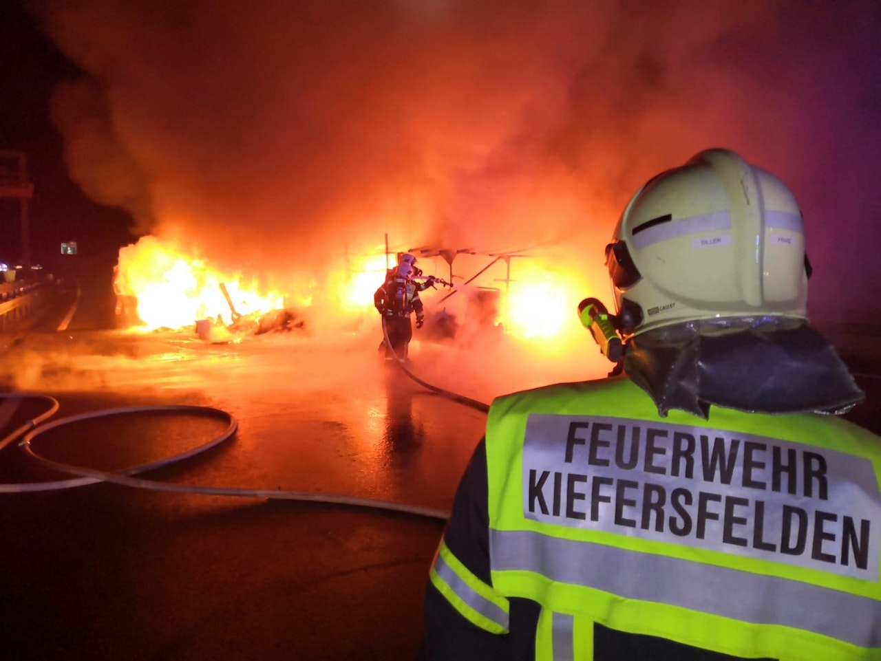 Heute.at - Feuer-Inferno nach Crash auf Autobahn – Totalsperre