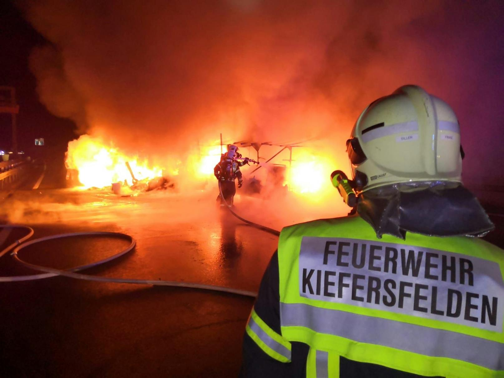 Feuer-Inferno nach Crash auf Autobahn – Totalsperre