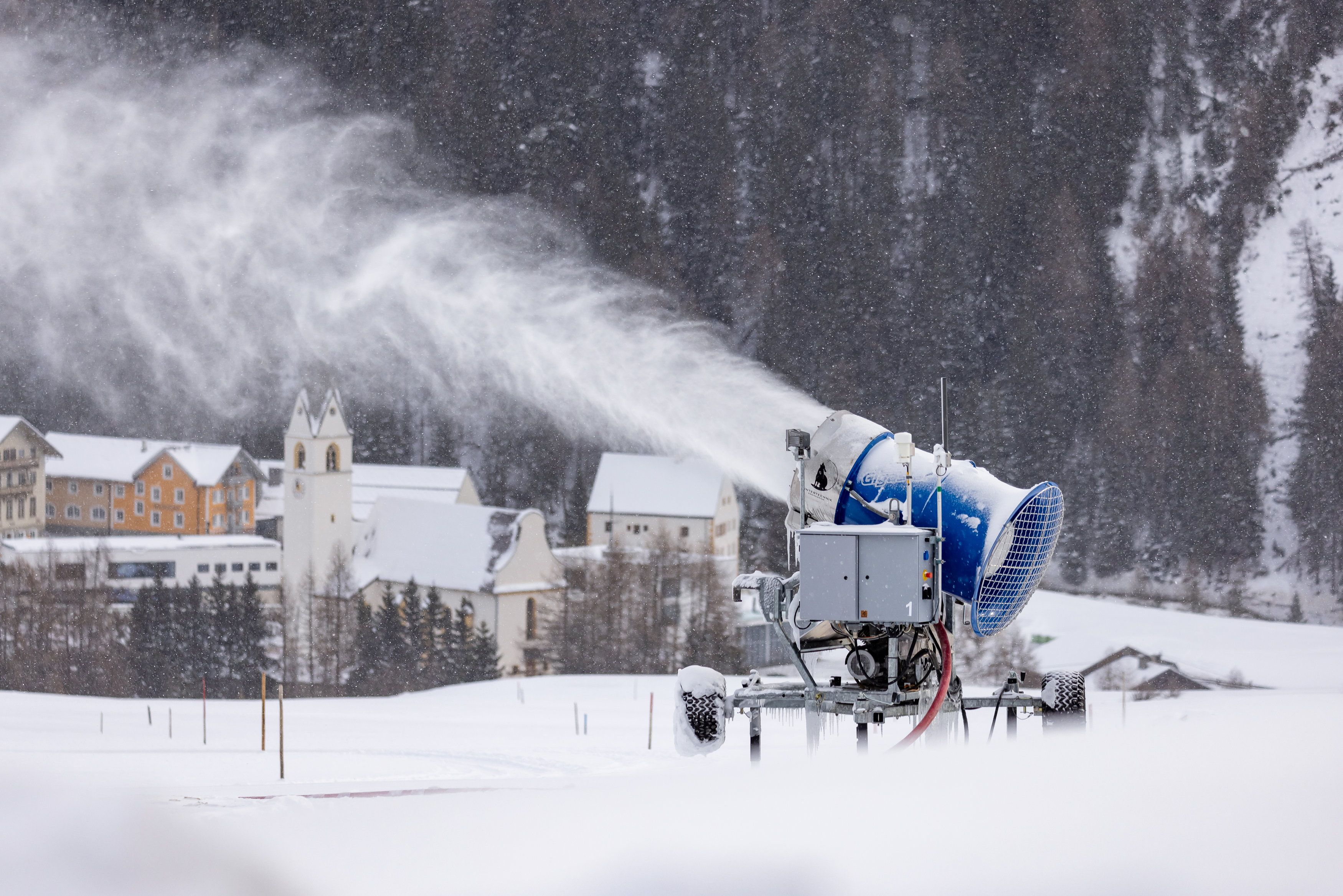 Schneekanonen beschneien die Pisten in den Skigebieten.