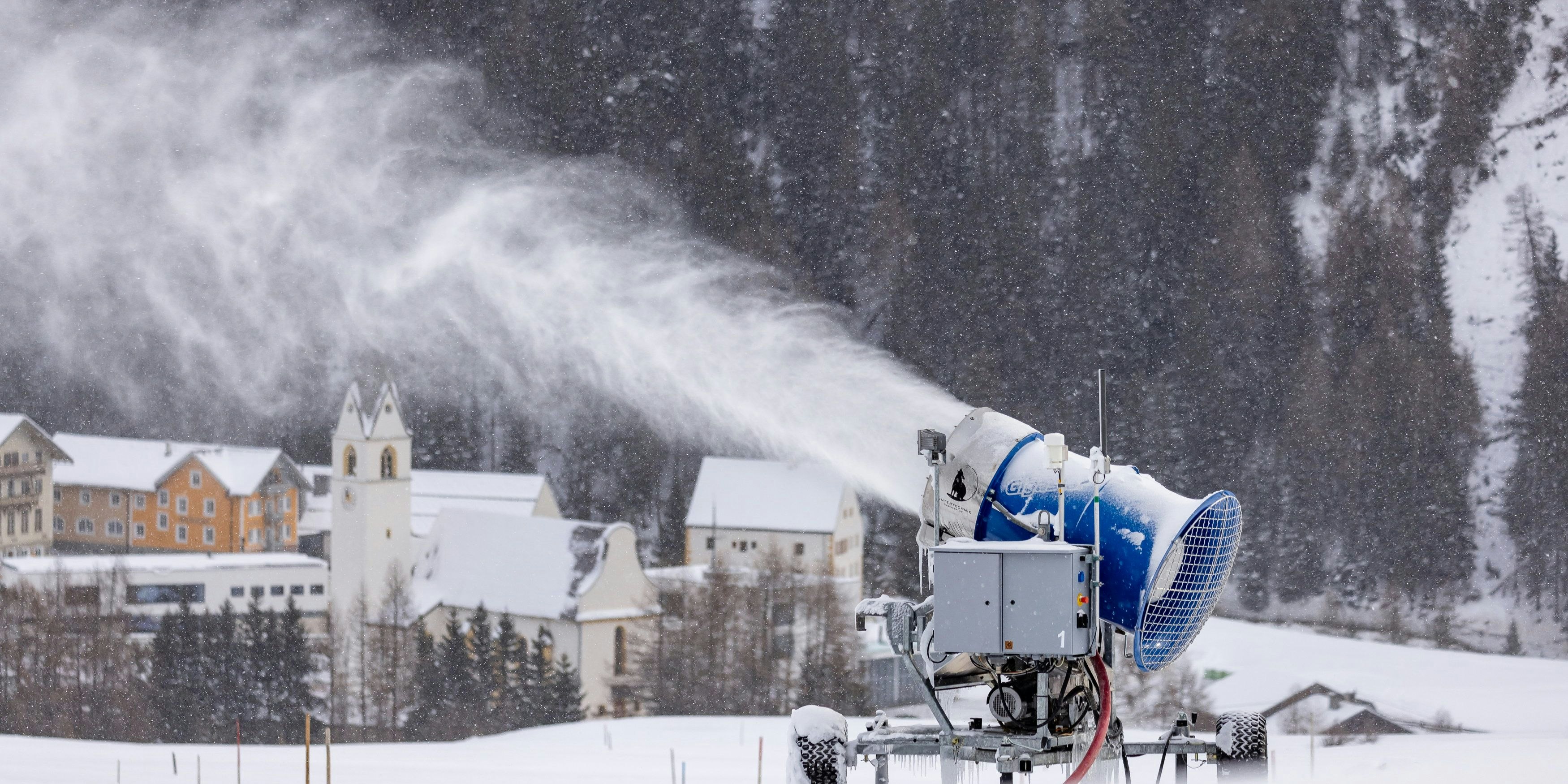 Schneekanonen beschneien die Pisten in den Skigebieten.