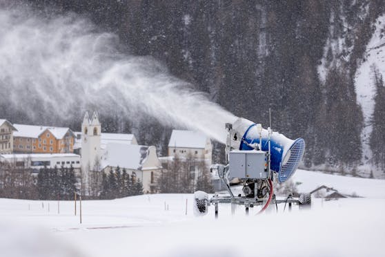 Schneekanonen beschneien die Pisten in den Skigebieten. (Symbolfoto)