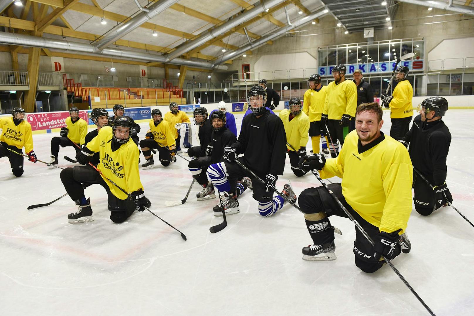 Ordensmann Michael Klucka (ohne Helm) verstärkt das Eishockey-Team.