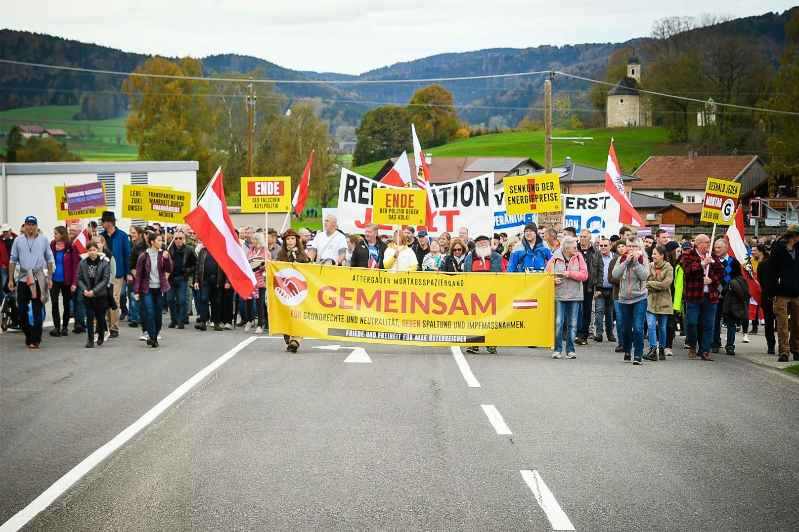 Demonstranten auf dem Weg zur A1-Autobahnauffahrt.
