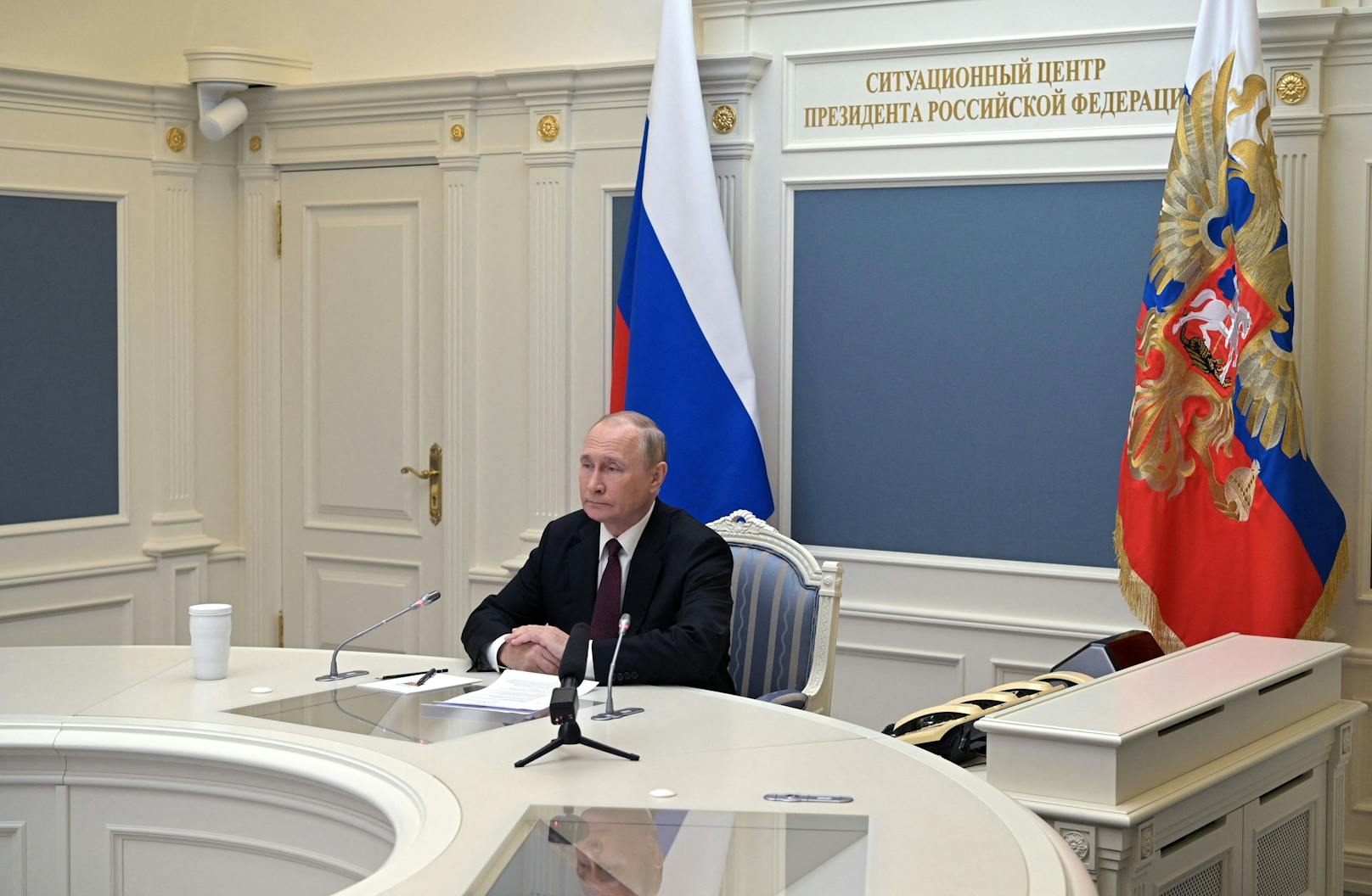 Wladimir Putin verfolgte die große Übung seiner Atomstreitmacht vom Schreibtisch aus...