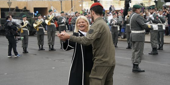 Ministerin Tanner tanzte zum Donauwalzer.