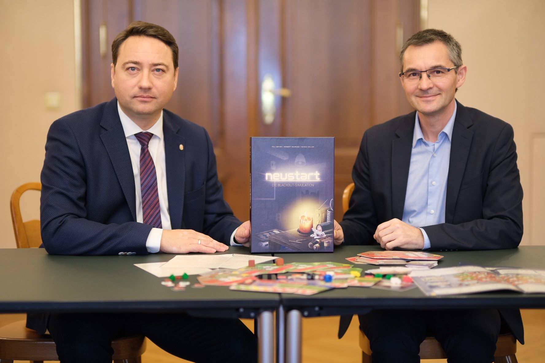 Haimbuchner und Saurugg mit dem Spiel "Neustart"